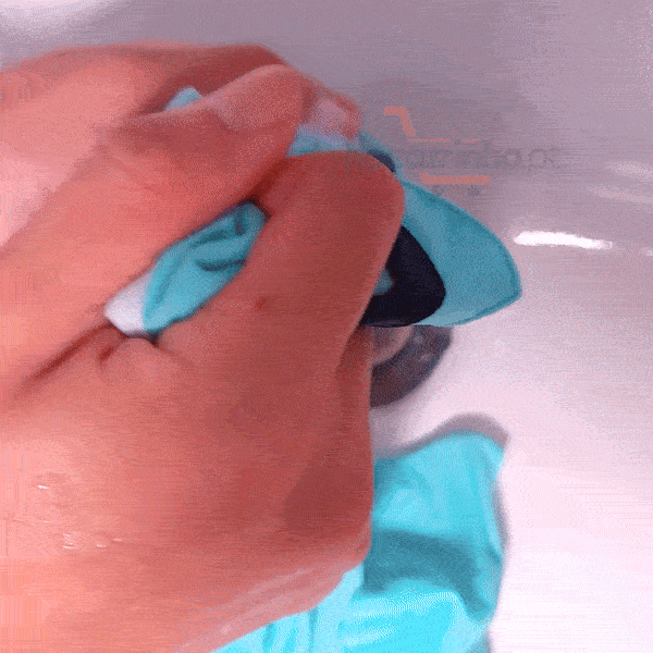 Teste de lavagem com roupa infantil mostrando que a tinta do carimbo personalizado permanece após esfregar com água