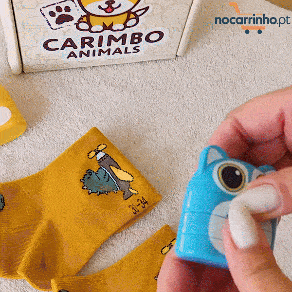 Demonstração de carimbo personalizado para marcar nome em roupas infantis, ideal para escola e creche
