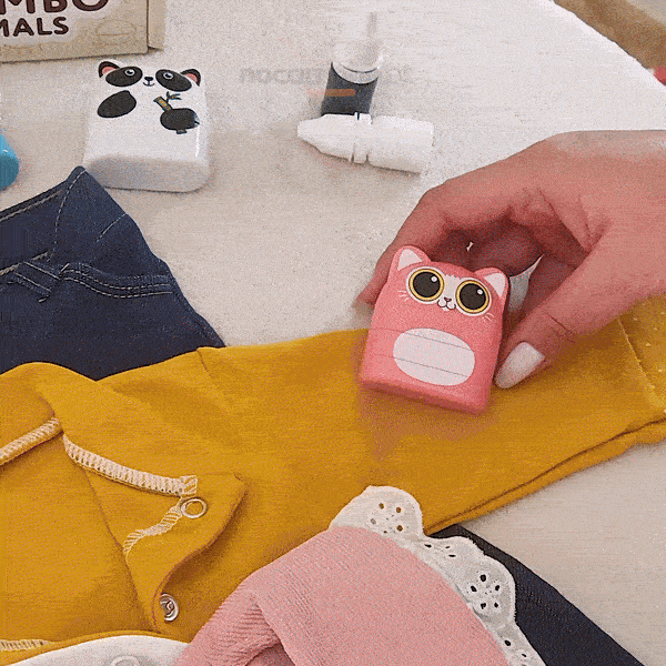 Aplicação de carimbo com nome em roupa infantil, ideal para marcar peças de crianças que vão à creche ou escola