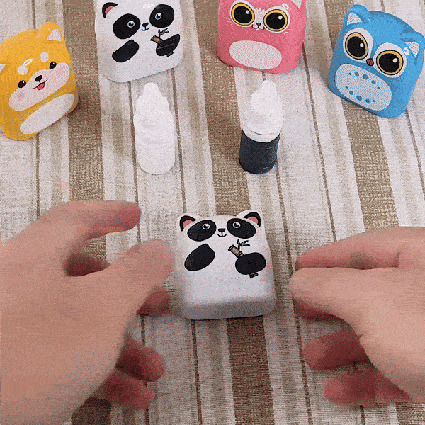Modelos de carimbo personalizado infantil com formato de animais e recarga de tinta sendo aplicada no modelo panda